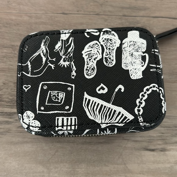 Henri Bendel small zip around pouch (zipper is hard to zip) - Picture 7 of 9